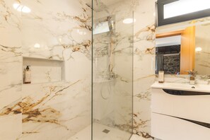 Dusche, Haartrockner, Handtücher, Toilettenpapier