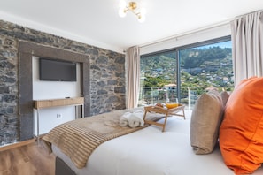 2 bedrooms, iron/ironing board, travel cot, free WiFi