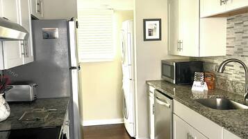 Microondas, horno, parrilla de estufa y lavavajillas