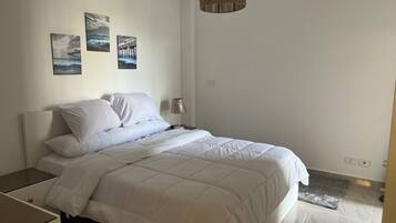 2 bedrooms, iron/ironing board, WiFi