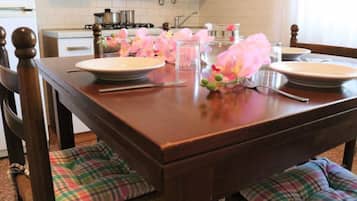 Apartment, 2 Bedrooms, Garden View | Dining room