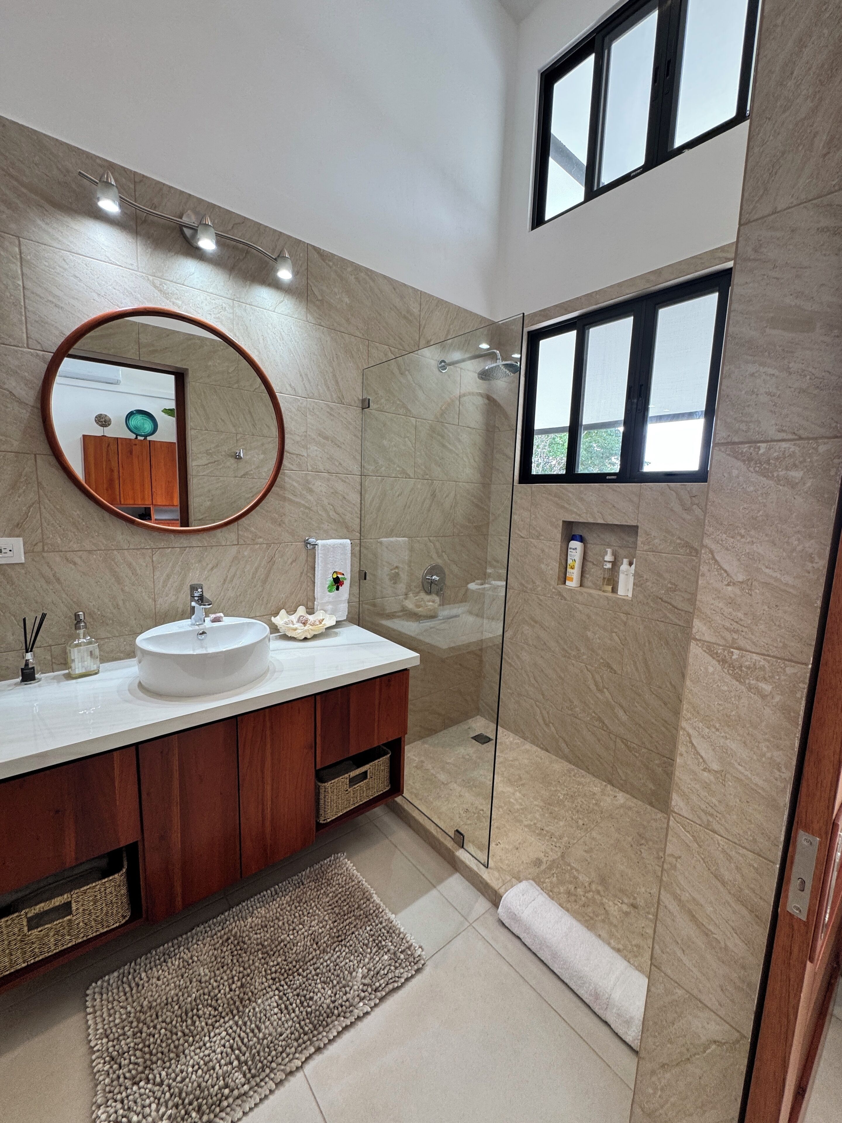Shower, hair dryer, bidet, towels