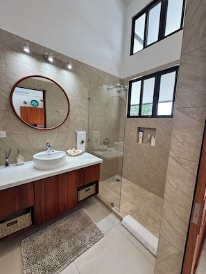 Douche, sĂšche-cheveux, bidet, serviettes fournies