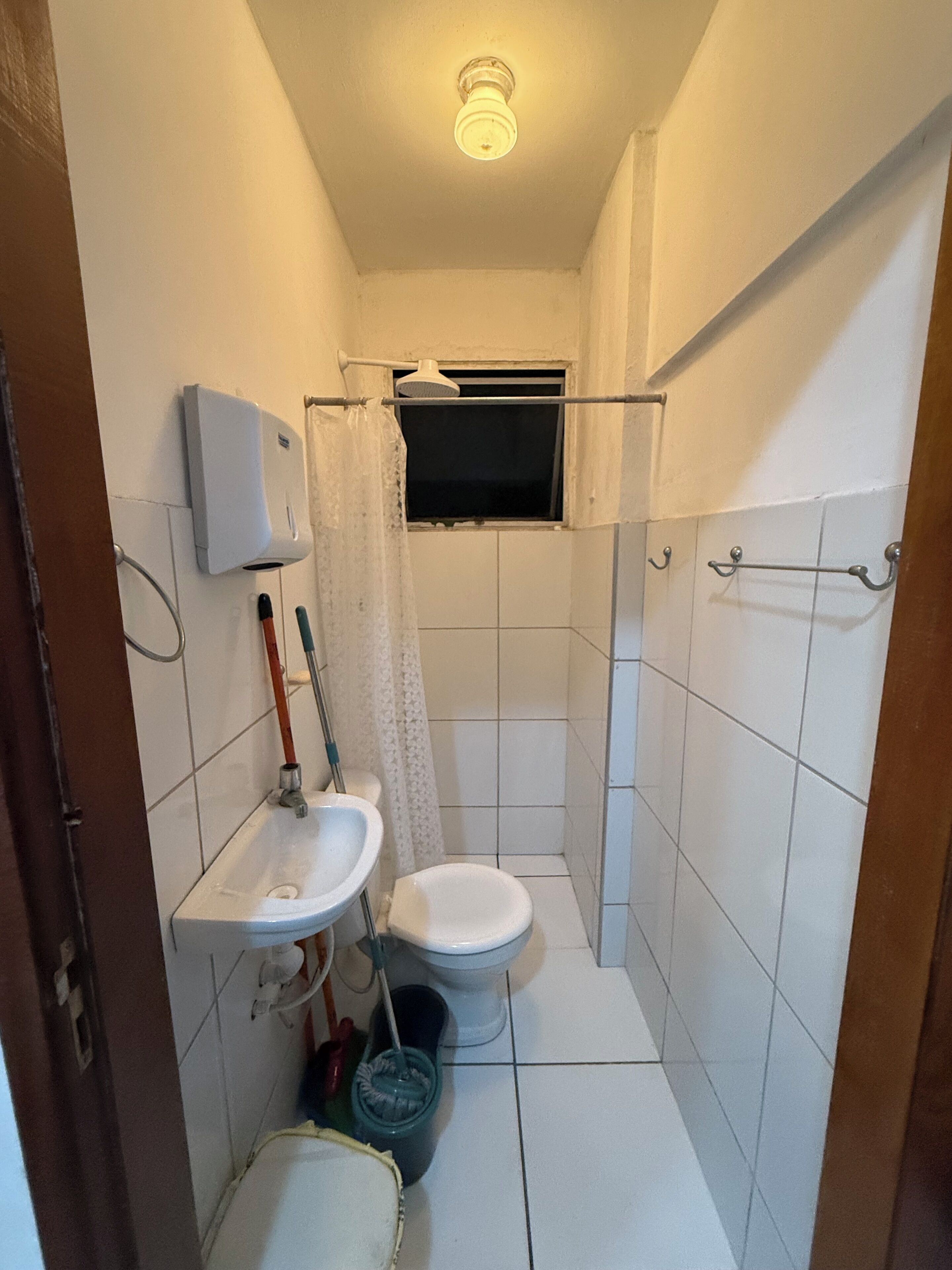 Chuveiro, papel higiênico