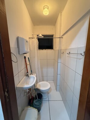 Regadera y papel de baño 