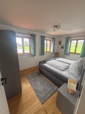 3 bedrooms, iron/ironing board, WiFi, bed sheets