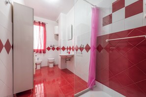 Classic Triple Room | Bathroom - Thanit rooms (Cagliari)