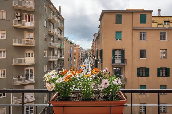 Classic Room, Balcony, City View | Free WiFi - Thanit rooms (Cagliari)