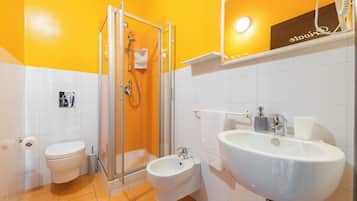 Habitación doble clásica, balcón, vista a la ciudad | Baño