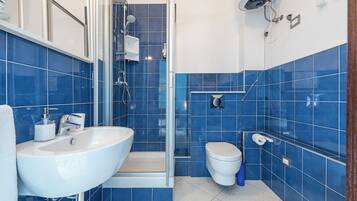 Classic Room, Balcony, City View | Bathroom