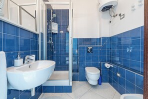 Classic Room, Balcony, City View | Bathroom