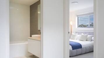 4 bedrooms, iron/ironing board, bed sheets