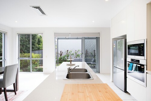 Modern 4BR Coastal Escape & Steps to Coogee