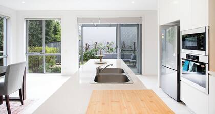 Modern 4BR Coastal Escape & Steps to Coogee