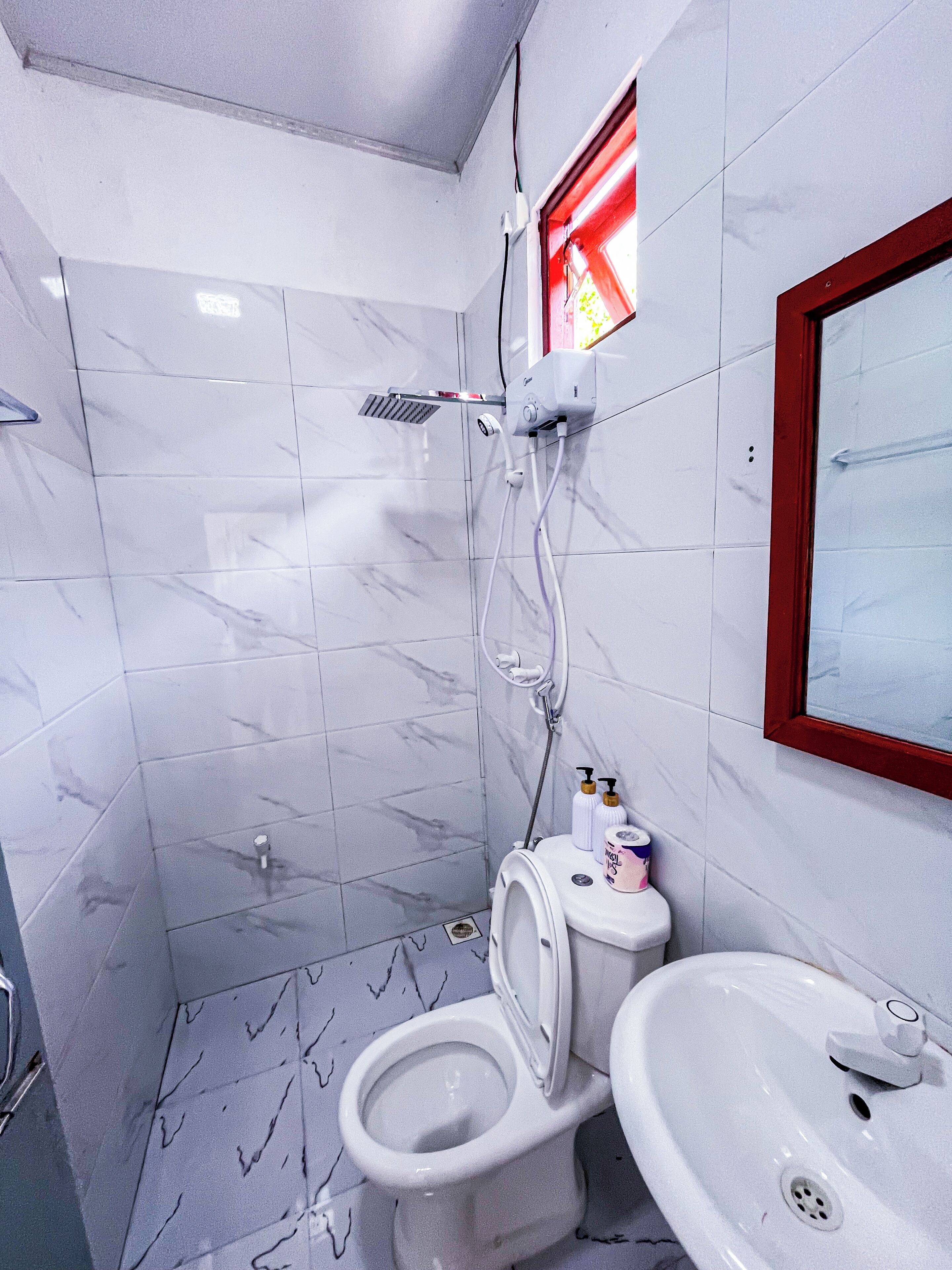 吹风机、坐浴桶、毛巾、肥皂