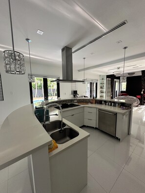 Frigorífico, microondas, horno y placa de cocina