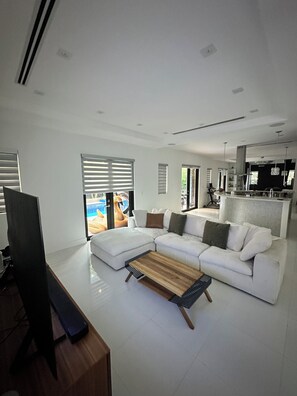 Una televisión, una pantalla de ordenador