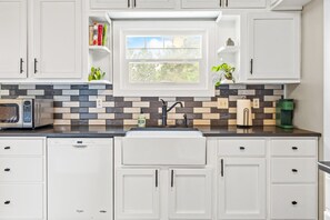 Kjøleskap, mikrobølgeovn, ovn og kokeplater