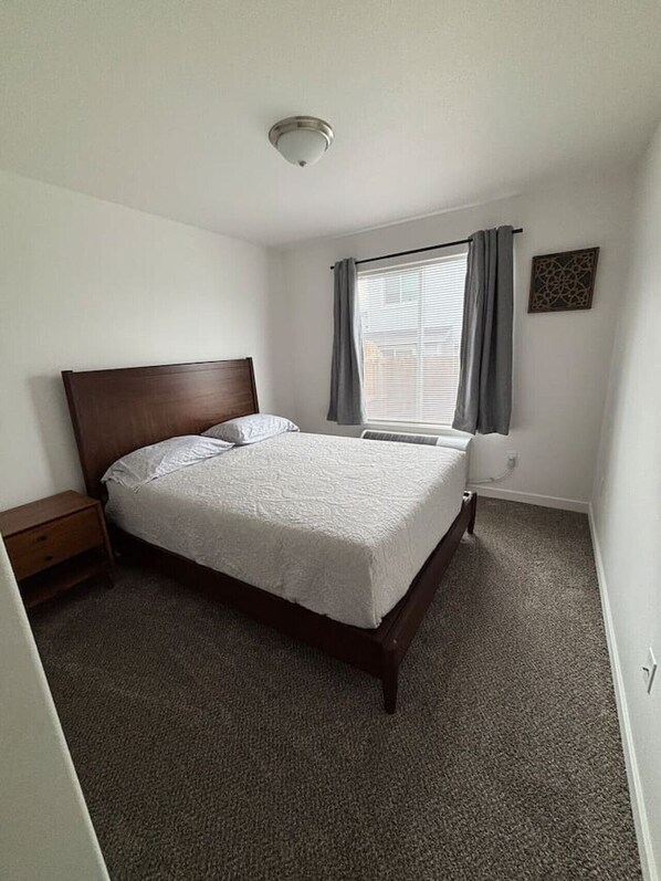 2 bedrooms, iron/ironing board, WiFi