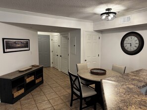 Dining - Charming 2-bedroom 2-bathroom 3 Miles away from The University of Alabama (Tuscaloosa)