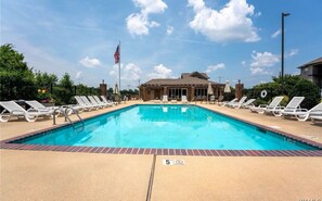 Pool - Charming 2-bedroom 2-bathroom 3 Miles away from The University of Alabama (Tuscaloosa)
