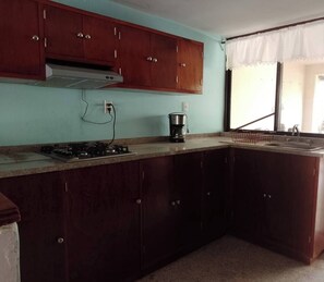 Réfrigérateur, surface de cuisson, cafetière-théière