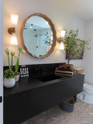Douche, serviettes fournies, savon, papier toilette