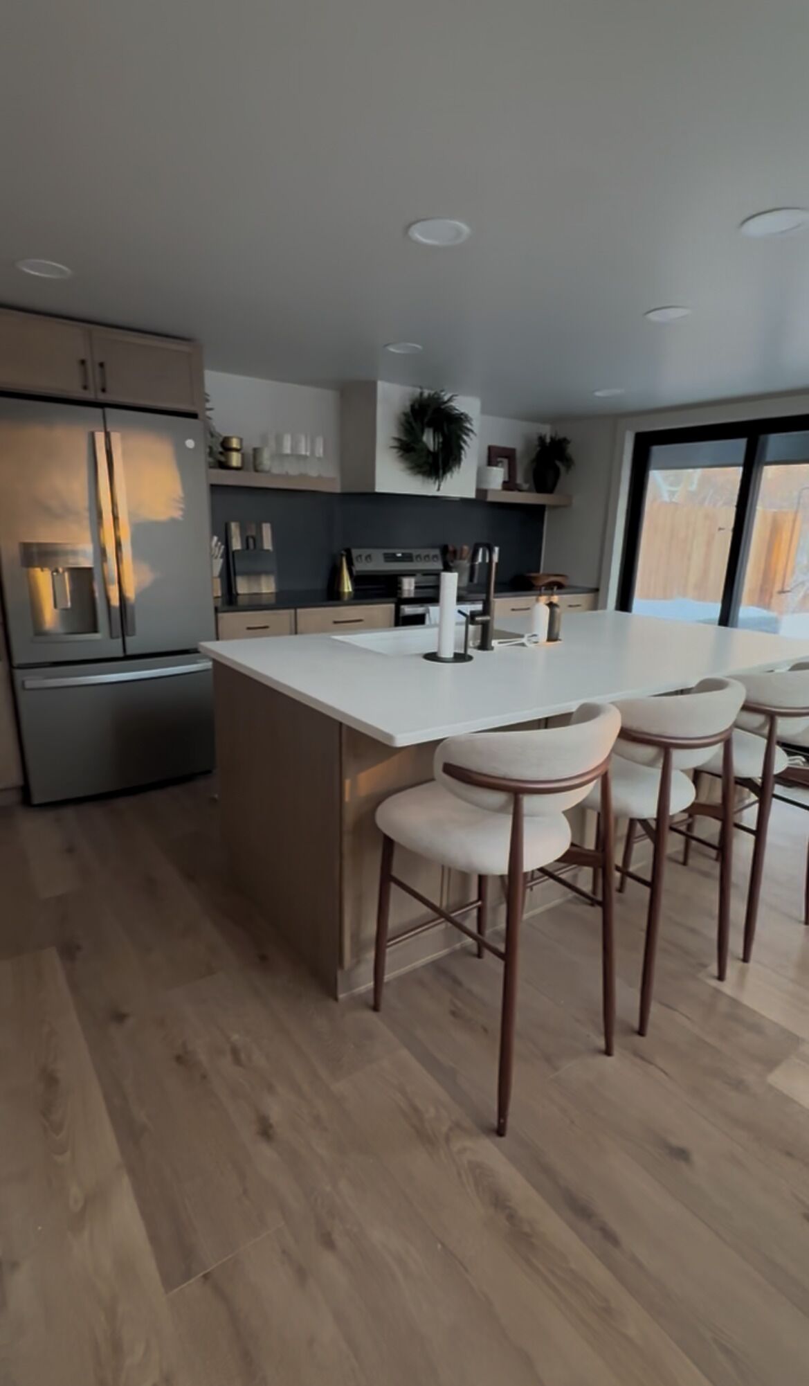 Een oven, een kookplaat, een vaatwasser