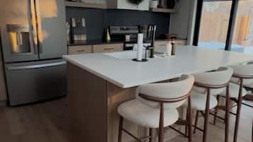 Een oven, een kookplaat, een vaatwasser