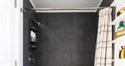 Private Modern 3 Bed Apt Close to Downtown- 1st Flr