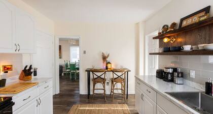 Private Modern 1st Flr 3 Bed Apt Close to Downtown