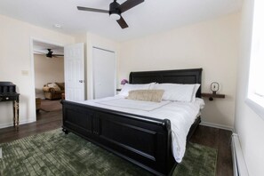 2 bedrooms, desk, WiFi, bed sheets - Classy Private Apt - 3 Beds 2nd Flr - Near Downtown (Torrington)