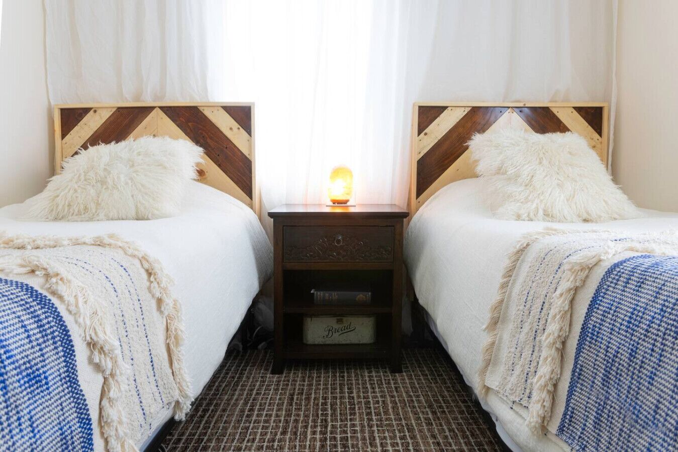 3 bedrooms, desk, WiFi, bed sheets
