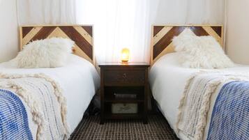 3 bedrooms, desk, WiFi, bed sheets