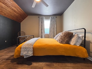 3 bedrooms, desk, WiFi, bed sheets