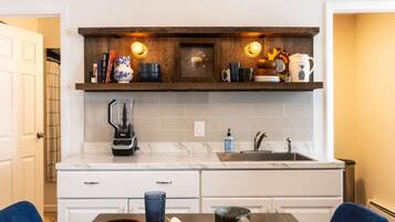 Kühlschrank, Ofen, Herdplatte, Wasserkocher mit Kaffee-/Teezubehör