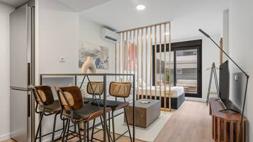 1 slaapkamer, een strijkplank/strijkijzer, gratis wifi, beddengoed