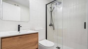Een douche, een haardroger, handdoeken