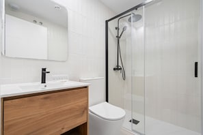 Ducha, secador de pelo y toallas