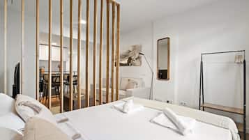 1 slaapkamer, een strijkplank/strijkijzer, gratis wifi, beddengoed