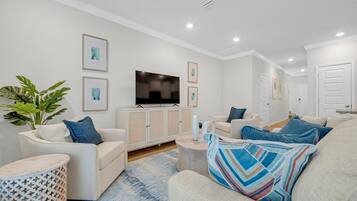 Smart TV, futbolito, mesa de ping pong