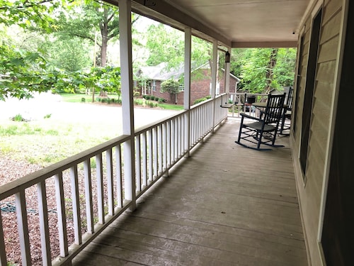Private charming 1 bedroom/1 bath studio in a lovely safe Charlotte neighborhood