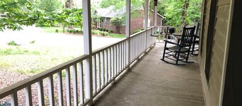 Private charming 1 bedroom/1 bath studio in a lovely safe Charlotte neighborhood