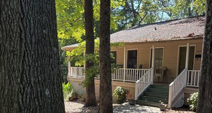 Private charming 1 bedroom/1 bath studio in a lovely safe Charlotte neighborhood