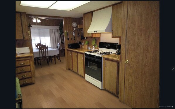 Fridge, microwave, oven, stovetop - 3-bedroom mobile home near the Colorado River (Parker)