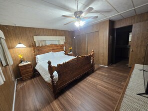 3 makuuhuonetta, silitysrauta/-lauta, ilmainen Wi-Fi, vuodevaatteet