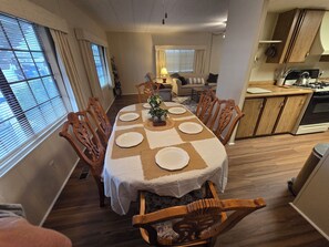 Dining - 3-bedroom mobile home near the Colorado River (Parker)