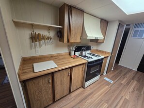 Fridge, microwave, oven, stovetop - 3-bedroom mobile home near the Colorado River (Parker)