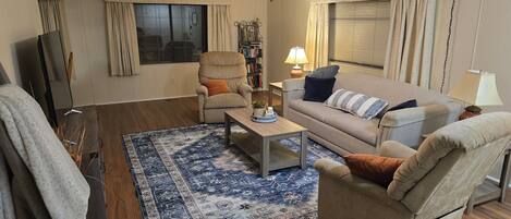 Smart-tv, böcker och en stereo