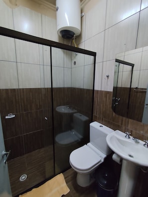 Habitación estándar | Baño | Regadera y toallas